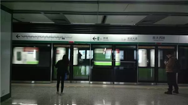 妙齡女子公然在地鐵上大啖榴槤,其他乘客忍受不了紛紛下車!