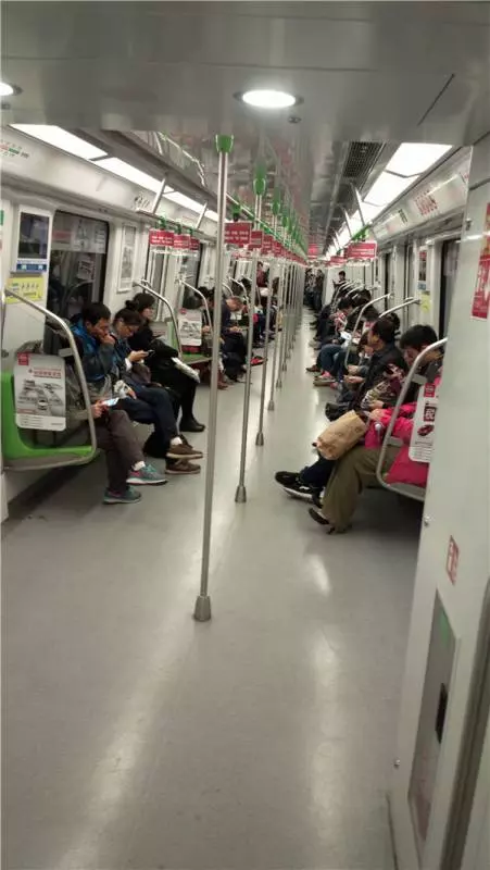 妙齡女子公然在地鐵上大啖榴槤,其他乘客忍受不了紛紛下車!
