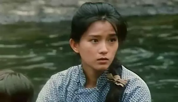 18歲走紅被金城武追求不屑一顧,48歲淒慘單身沒人娶!為餬口竟累到差點失明!
