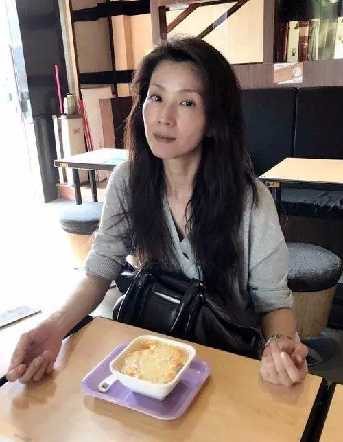 18歲走紅被金城武追求不屑一顧,48歲淒慘單身沒人娶!為餬口竟累到差點失明!