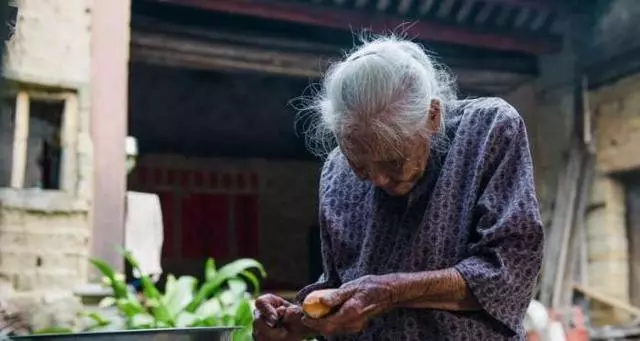 侄子照顧獨居姑姑,姑姑出院後,第一件事就是把侄子告了!