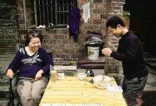 丈夫把癱瘓妻子送娘家,三年不來接,妻子上門遞張喜帖,丈夫跪了