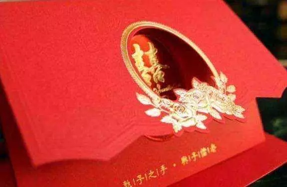 丈夫把癱瘓妻子送娘家,三年不來接,妻子上門遞張喜帖,丈夫跪了