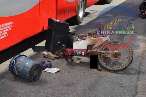 路旁貨卡疑突開車門 摩哆撞上摔倒 遭長巴輾過