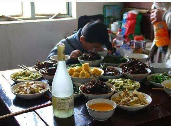 公婆帶著侄子在我家吃喝四年,她喂我兒牛奶,丈夫氣的賣房子!