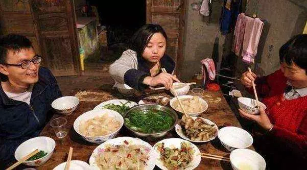 公婆帶著侄子在我家吃喝四年,她喂我兒牛奶,丈夫氣的賣房子!