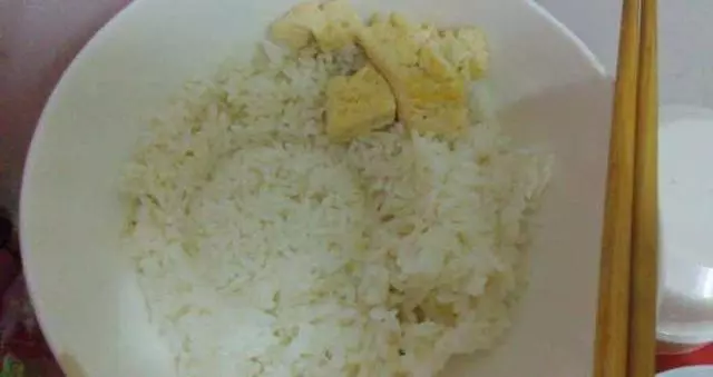 婆婆伺候我坐月子,我給她一萬多,誰知天天菜里不是頭髮就是蟲子