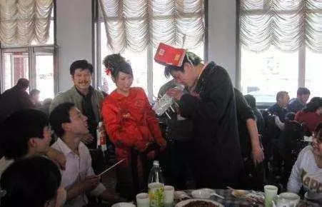 舅舅10年沒來看過我,成婚那天,收到母親的信,我報警抓舅舅
