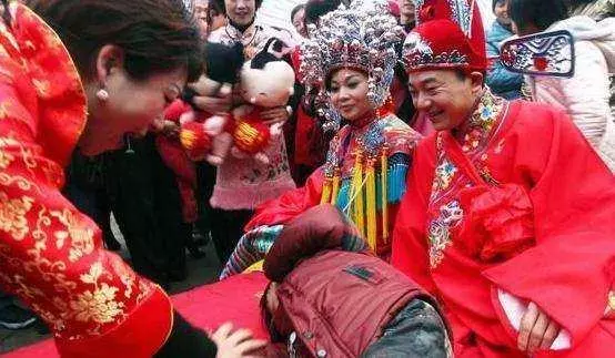 前夫借前妻38萬,前妻再婚,前夫送一件紅大衣,前妻當場崩潰