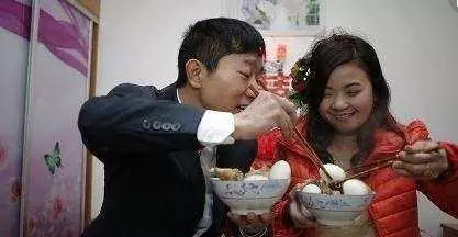 前夫借前妻38萬,前妻再婚,前夫送一件紅大衣,前妻當場崩潰