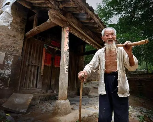 養父去世後,每天半夜床頭都會多出橘子,我說出30多年前的秘密!