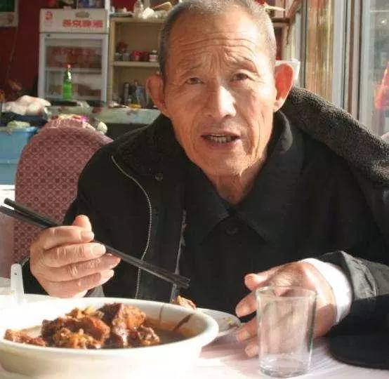 養父去世後,每天半夜床頭都會多出橘子,我說出30多年前的秘密!
