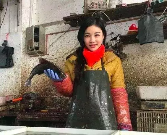 菜市場驚見「逆天賣魚妹」網民暴動,肉搜到私下「喝牛女乃照片」瞬間全心碎