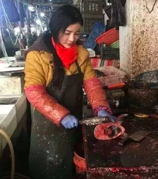 菜市場驚見「逆天賣魚妹」網民暴動,肉搜到私下「喝牛女乃照片」瞬間全心碎