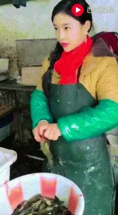 菜市場驚見「逆天賣魚妹」網民暴動,肉搜到私下「喝牛女乃照片」瞬間全心碎