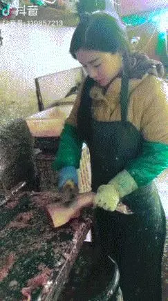 菜市場驚見「逆天賣魚妹」網民暴動,肉搜到私下「喝牛女乃照片」瞬間全心碎
