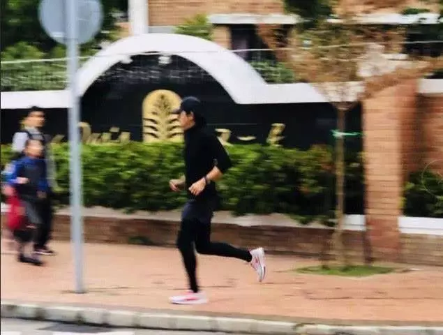 55歲張達明近照曝光,抗癌成功重現年輕!感激周潤發昔日陪慢跑