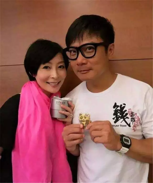 錢嘉樂近照,妻子很漂亮,倆個女兒很像他,揭秘與李珊珊分手內幕