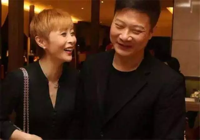 錢嘉樂近照,妻子很漂亮,倆個女兒很像他,揭秘與李珊珊分手內幕