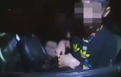 情侶準備進入「聲音太大」!警察北北上前關心:聞到一股熟悉的味道!