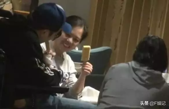 黎姿弟弟從癱瘓中慢慢康復,不但能站立還能手拿冰棒慢慢吃!