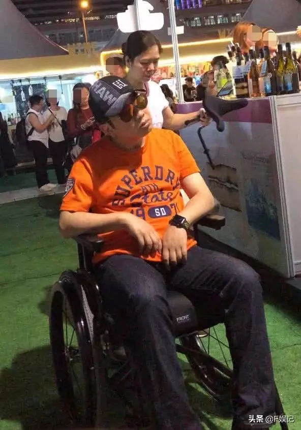 黎姿弟弟從癱瘓中慢慢康復,不但能站立還能手拿冰棒慢慢吃!