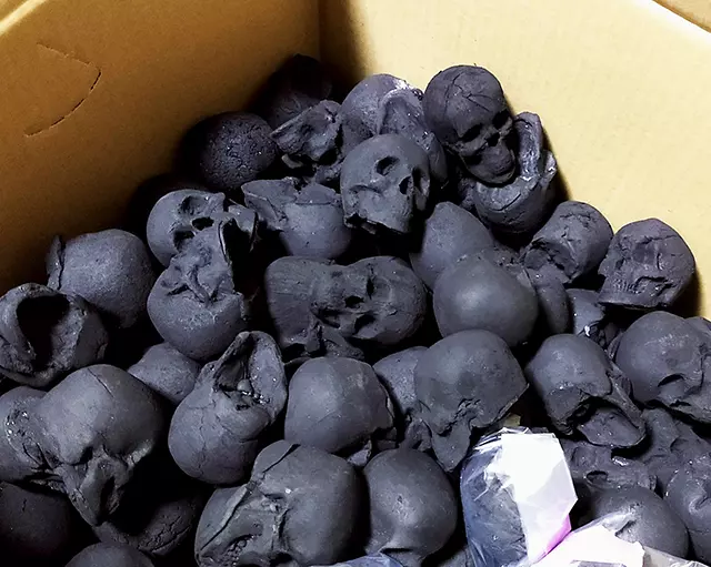 「骷髏頭木炭」一開賣就被搶光 網驚:燒成灰更可怕