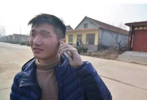 窮小子撿到一殘疾女孩,女孩指著他背說:你背後有個吐著舌頭的人