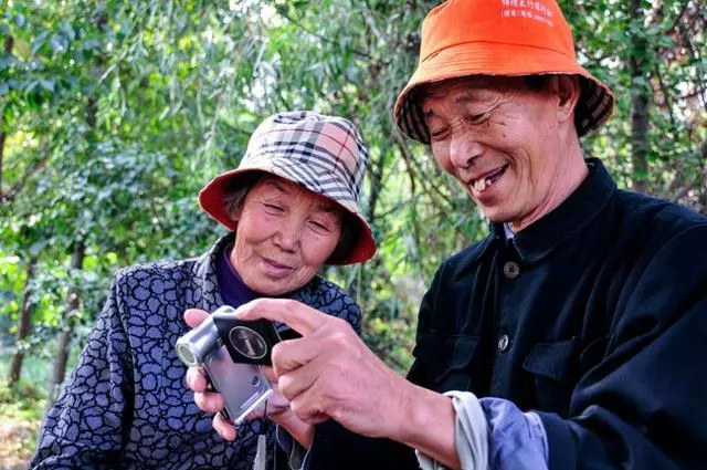 准岳母看到我娘時,突然流淚給她下跪,二十五年我終於等到這一天!