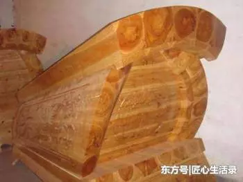 老人死前7天定做了棺材,下葬時,10個壯漢卻抬不起來