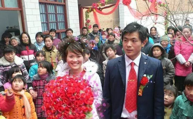 殘疾哥哥花10萬彩禮娶親,婚後三天嫂子消失,推開門我媽老淚縱橫