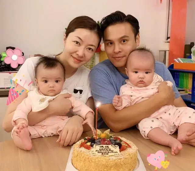 熊黛林老公曬女兒近照,Lyvia吃餅乾表情很「老練」超像爸爸!