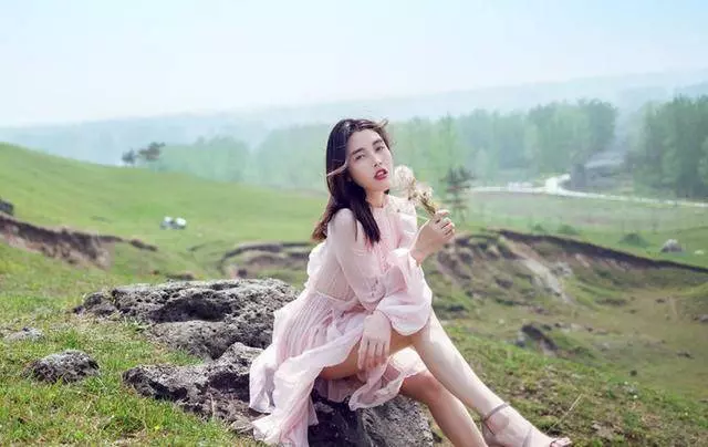 撿破爛的老母親,穿著破舊衣衫參加兒子婚禮,沒想到親家夫妻看見她卻「下跪謝恩」!