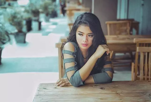 撿破爛的老母親,穿著破舊衣衫參加兒子婚禮,沒想到親家夫妻看見她卻「下跪謝恩」!