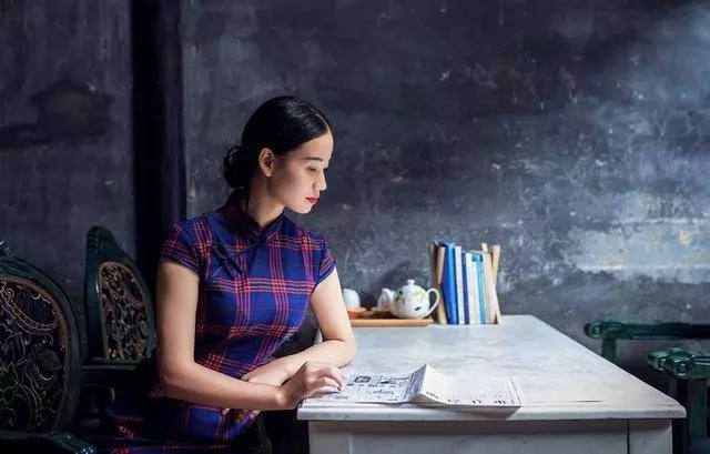 撿破爛的老母親,穿著破舊衣衫參加兒子婚禮,沒想到親家夫妻看見她卻「下跪謝恩」!