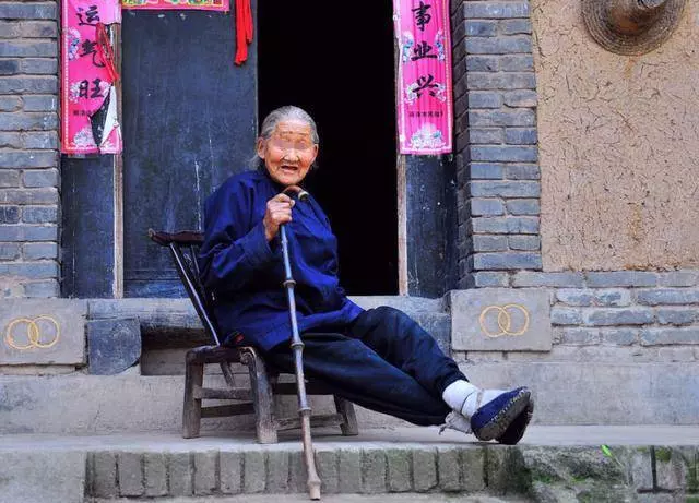 主管偷刪老員工簡訊,第二天老員工被派去守倉庫,隨後老闆傻了
