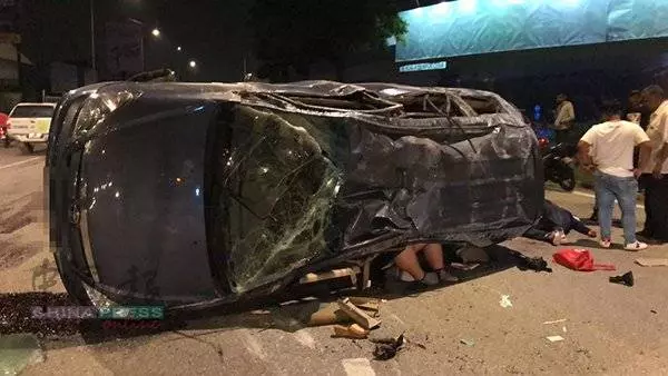 休旅車於凌晨失控翻覆,車內5人當場被拋出車外,1人被夾在車內,釀1死5重傷!