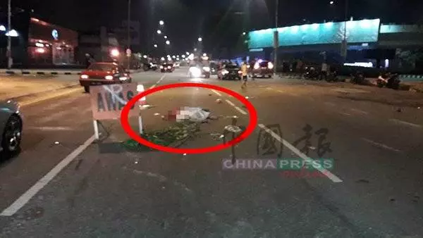 休旅車於凌晨失控翻覆,車內5人當場被拋出車外,1人被夾在車內,釀1死5重傷!