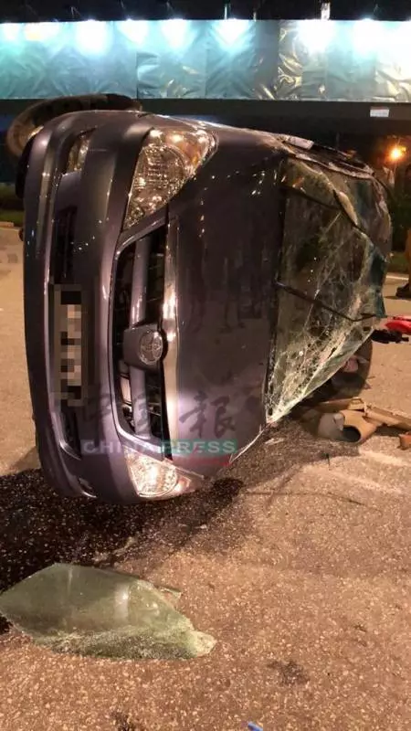 休旅車於凌晨失控翻覆,車內5人當場被拋出車外,1人被夾在車內,釀1死5重傷!