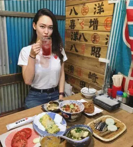 新加坡混血美女,從來不美顏,看了她的生活方式才知道為什麼完美!