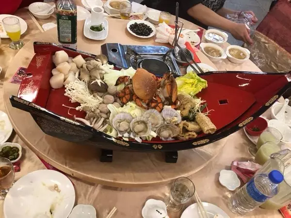 台南喜宴端上豪華扇貝螃蟹鍋,還有必備人人1桶杜老爺!!!