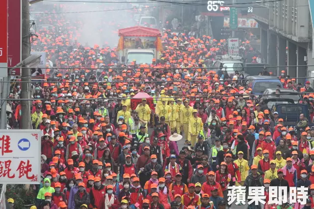 父親送醫不醒37天!女兒挺7月孕肚「跪求白沙屯媽祖救爸」 鑾轎趕路「突然奇蹟回頭」她秒淚崩