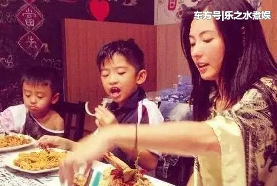 張柏芝大兒子對著爺爺謝賢,認真評價爸媽,謝霆鋒樂壞了!