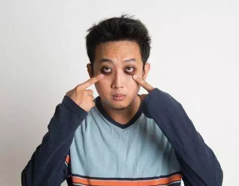 腎不好的人,身體會出現2疼和1黑,常喝一種水,腎會慢慢變好