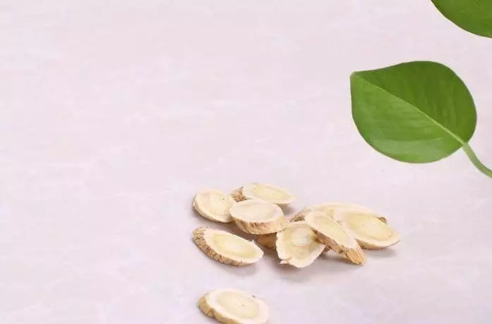 腎不好的人,身體會出現2疼和1黑,常喝一種水,腎會慢慢變好
