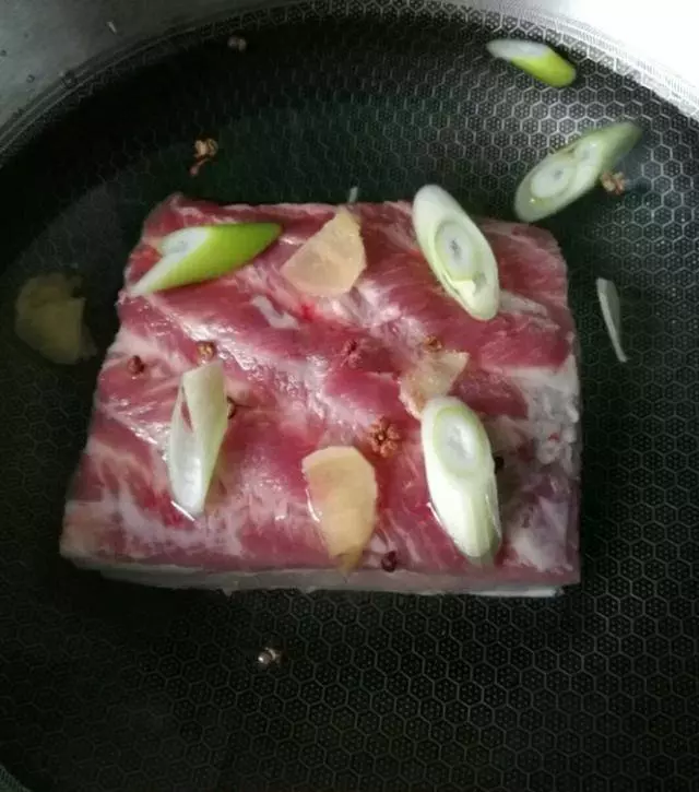 酒店大廚傳下來「客家梅菜扣肉」的秘方,想學不會都難,層次分明香氣濃鬱超好吃