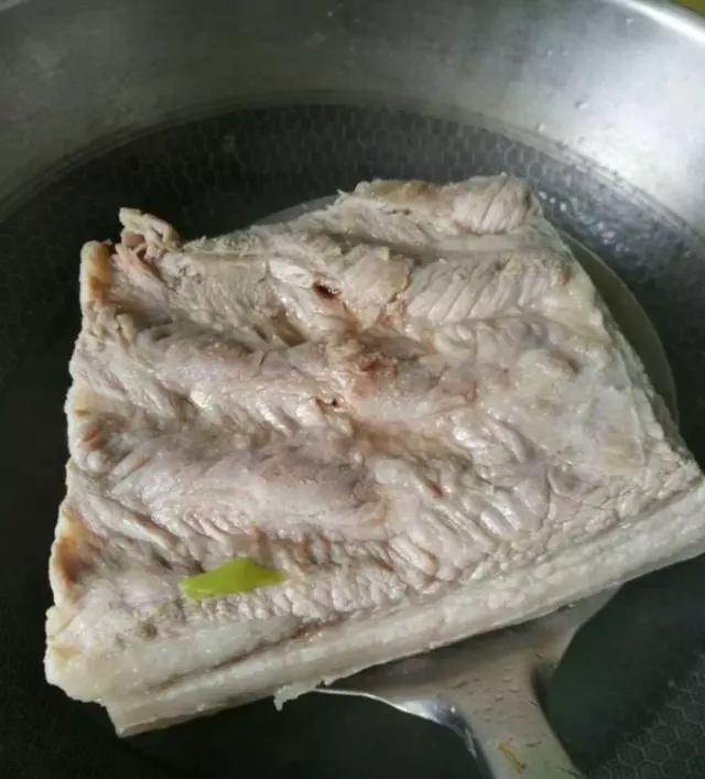 酒店大廚傳下來「客家梅菜扣肉」的秘方,想學不會都難,層次分明香氣濃鬱超好吃