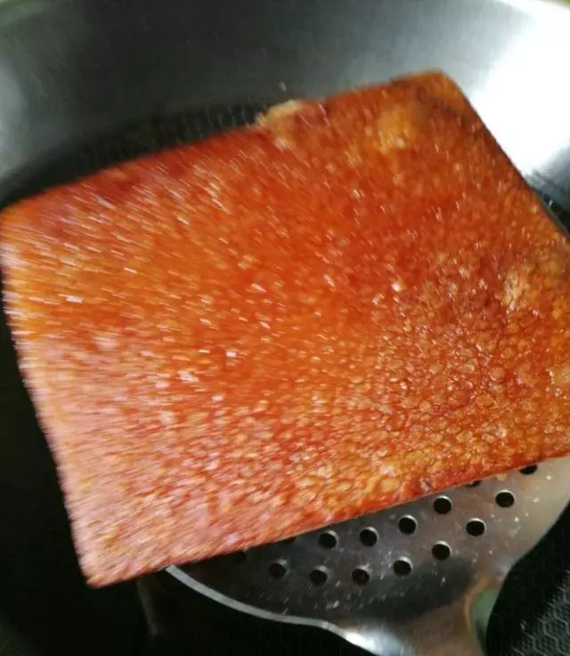 酒店大廚傳下來「客家梅菜扣肉」的秘方,想學不會都難,層次分明香氣濃鬱超好吃