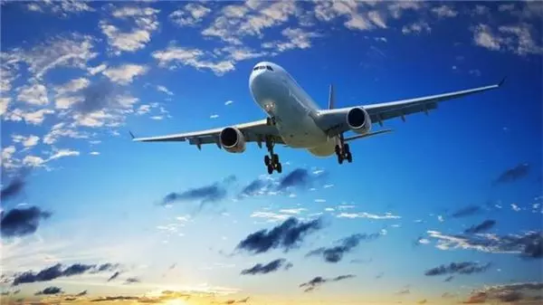 飛機起飛後擋風玻璃整塊飛走,機長慘被氣流捲出窗外,千鈞一髮之際他救了機上所有人!