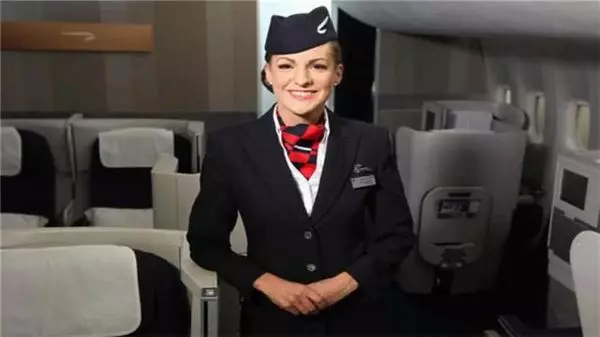 飛機起飛後擋風玻璃整塊飛走,機長慘被氣流捲出窗外,千鈞一髮之際他救了機上所有人!